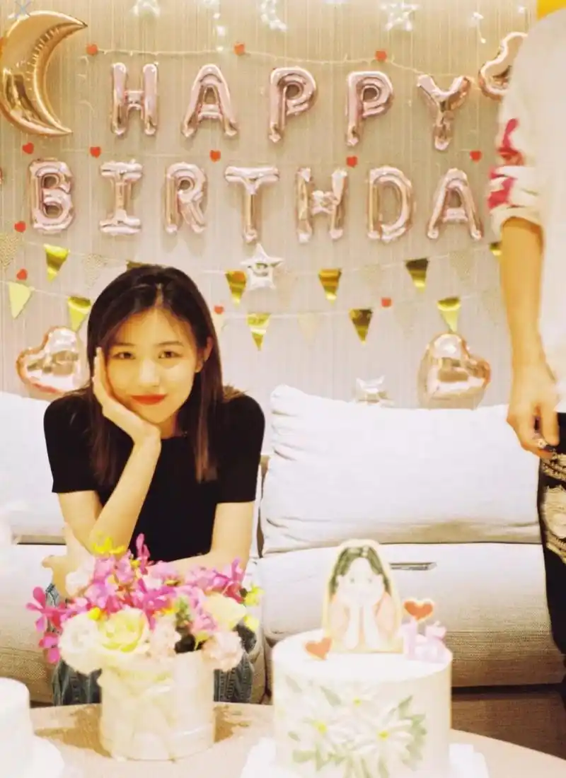 小苹果是汪峰和前妻葛荟婕的孩子,当时葛荟婕只有18岁,生下女儿不久