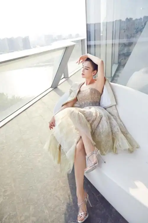 黄圣依盛装亮相西安国际时装周获赞时尚缪斯