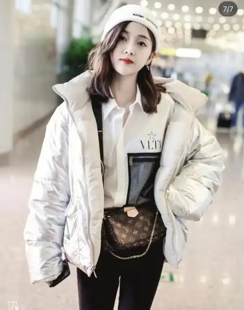 明星冬季穿搭,羽绒服这样穿超好看,简直是腿精!