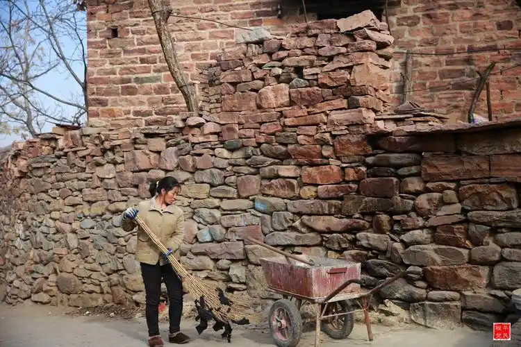 【平民视觉】 她,用柔弱的双肩扛起一座"山"