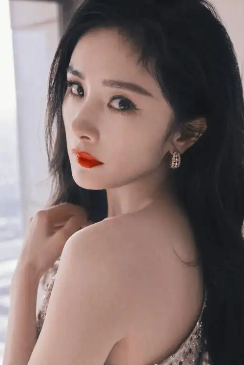 杨幂鎏金礼服长裙造型##杨幂鎏金长裙造型