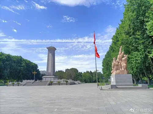6月20日,蓝天白云下,华北军区烈士陵园纪念碑巍峨耸立
