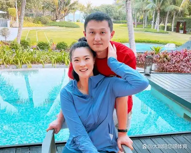 惠若琪海边秀恩爱!身高1米92搂老公,2人赤足牵手漫步沙滩好浪漫