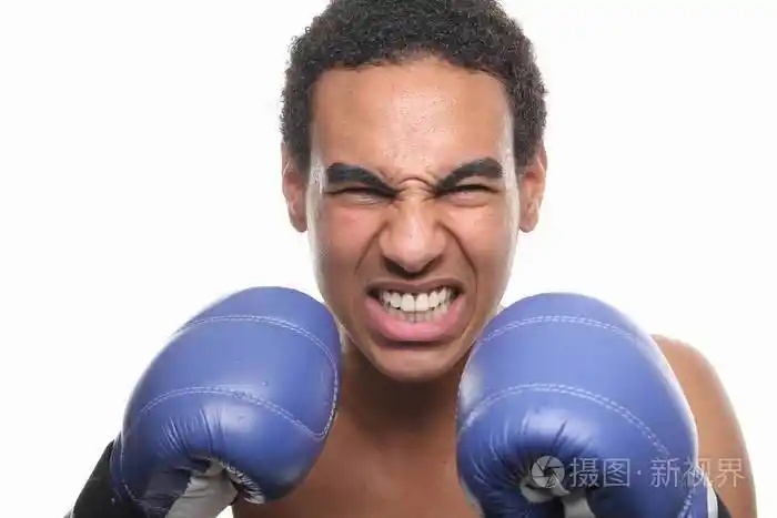 戴着拳击手套的黑人拳击手