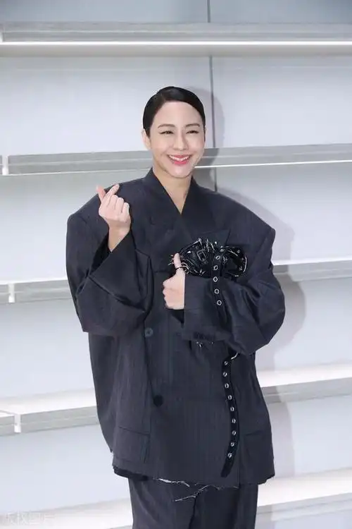 林嘉欣这身材,这才是尤物啊!