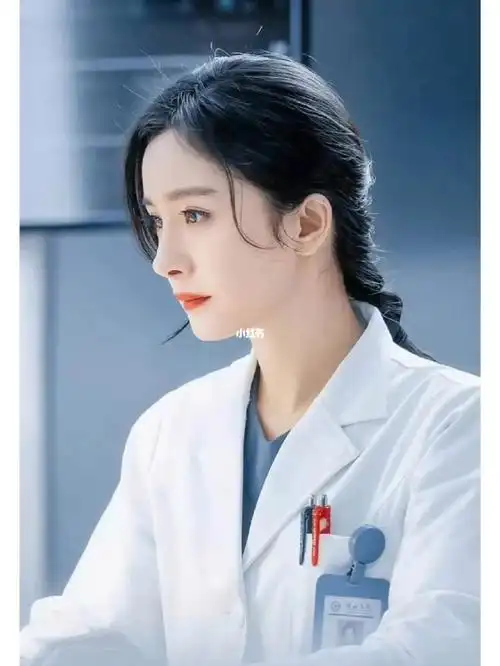 《谢谢你医生》杨幂的黑白装好像都有医生范