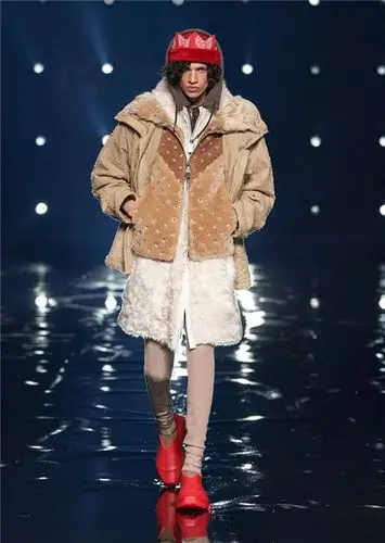 纪梵希全新发布2021秋冬成衣系列