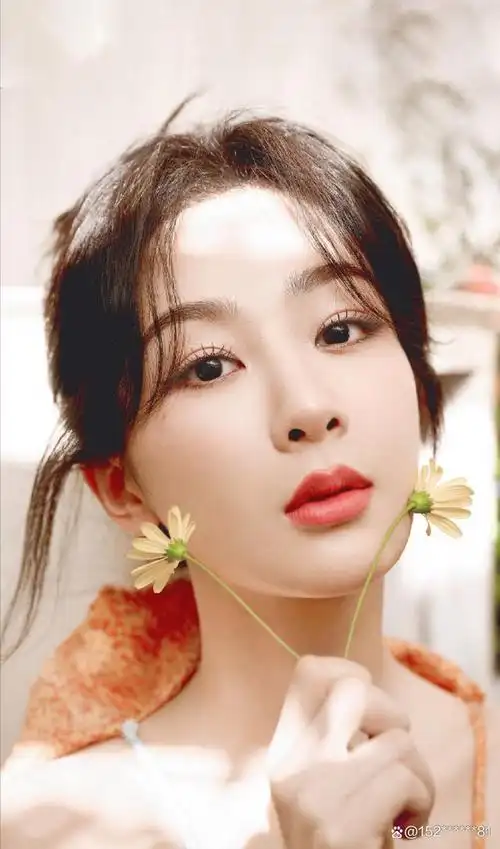 身高167,体重不过百,大眼睛杏核眼,这配置怎么看也是个美女.