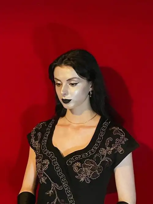 蛮紧张的,因为第一次给人家化妆还是上镜的那种,关键是还需要画的夸张