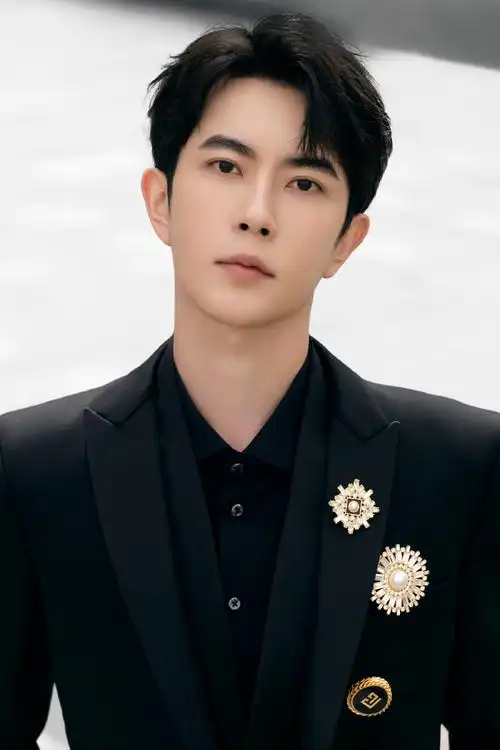 于朦胧超话初秋长春,天朗气清;不规则剪裁西装尽显时尚典雅气质,#文艺