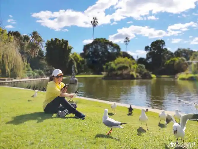 组图:67岁刘晓庆近照曝光状态好 坐草地单手托腮享受生活_高清图集