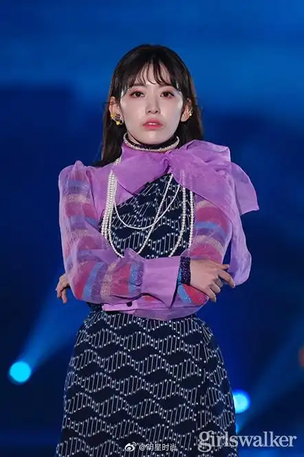 小樱花宫胁咲良紫色复古蝴蝶结连衣裙造型参加走秀,你们觉得怎么样