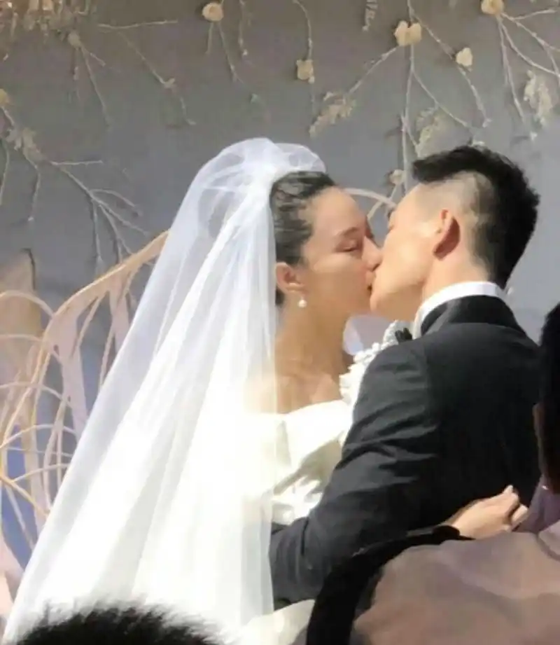 张馨予何捷婚礼仪式浪漫细节,新郎闭眼一脸庄重,新娘接吻很娴熟