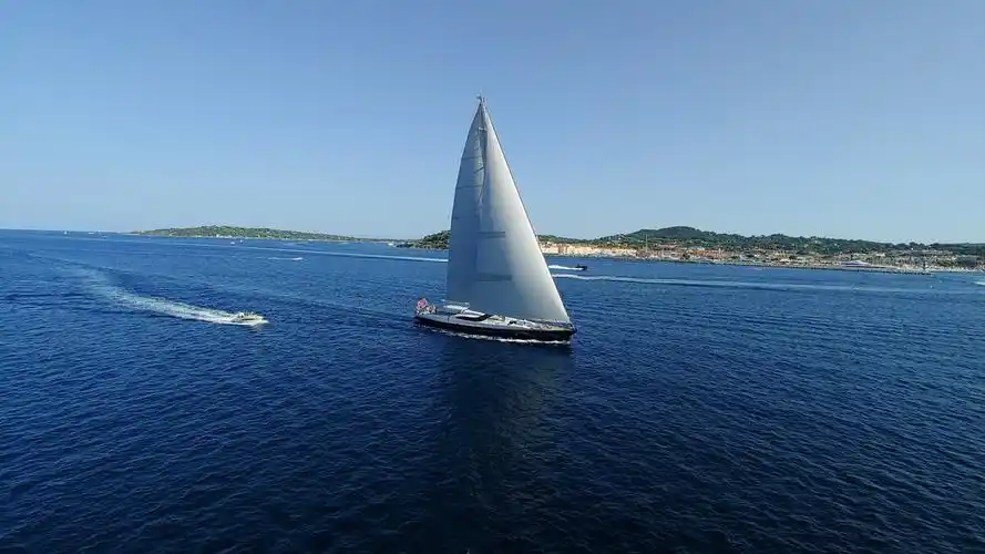 帆船在海上航行的照片