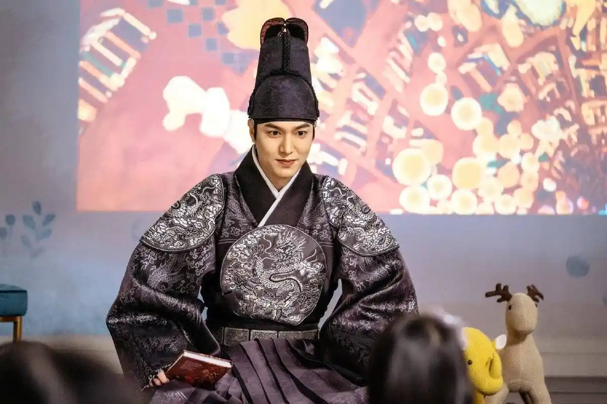 看长腿欧巴李敏镐如何把基础款演绎出型男魅力