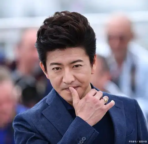 木村拓哉与妻子工藤静香罕见同框,十指紧扣超恩爱,力破婚变传闻