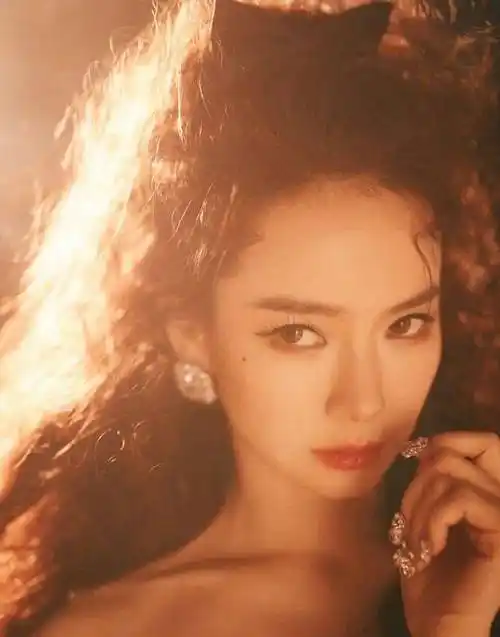 戚薇穿复古绿裙优雅 一头羊毛卷娇俏可爱_故事_眼神_写真