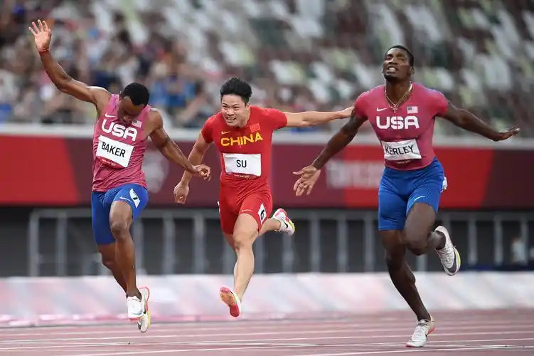 苏炳添在比赛中.