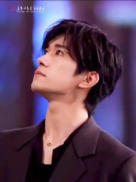 tfboys-易烊千玺】#易烊千玺4%vol的河#易烊千玺千后气氛鹤的微博视频