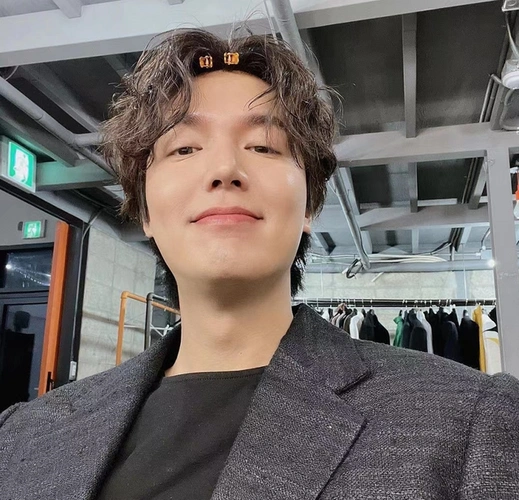 被称为"南韩神颜"的这张脸更是俘获全球影迷,雕刻般的下颚线戳进了每