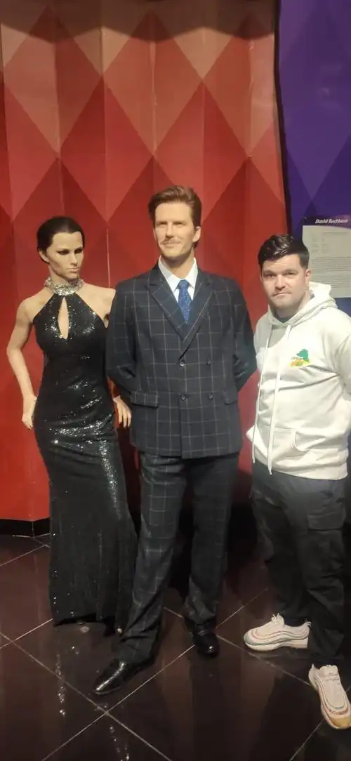 越南一家蜡像馆中梅西蜡像长得像内维尔