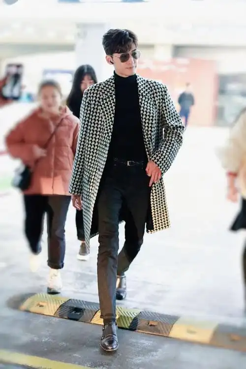 张翰穿黑白千鸟格大衣配黑色长裤现身行走间秀大长腿星范十足
