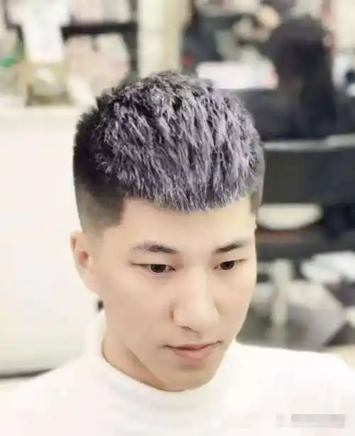 瓜子头属于三角形的刘海造型,各种脸型都适合,因为这种发型可以通过