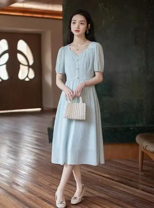 连衣裙采用了上下连体的样式,既能省去搭配的烦恼,又能打造出女人味