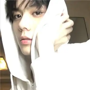 在我们的印象中,只有小男生才可可爱爱,其实有的大男孩也有很可爱的