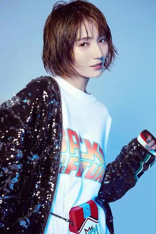 照片中可见,张嘉欣身着白色长款t恤,外搭黑色亮片外套,白色长袜配以