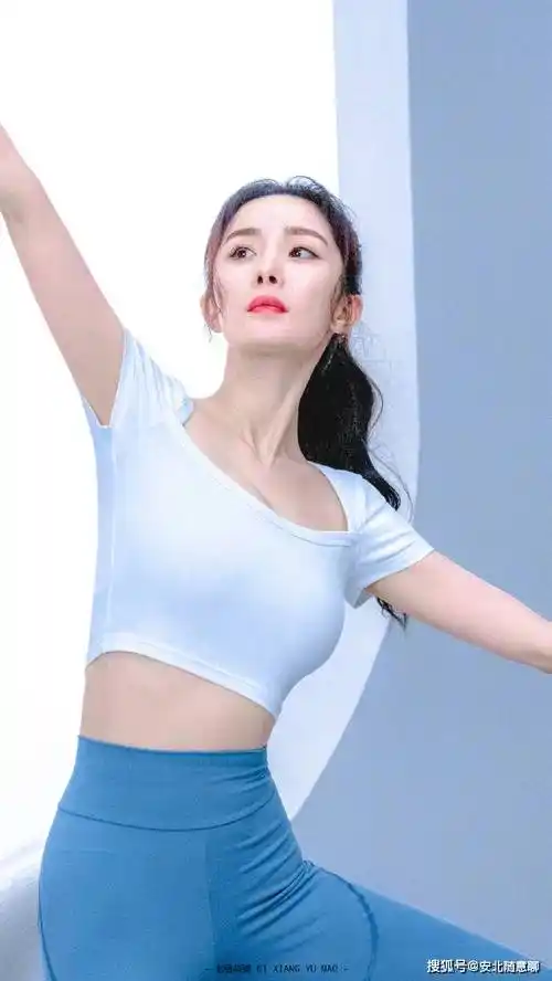 杨幂礼服贴身包裹,紧身勾勒,穿瑜伽裤塑造凹凸曲线