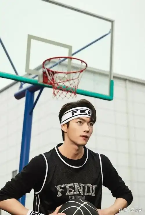 看看男明星们打篮球的精彩瞬间,太帅了,太迷人了!