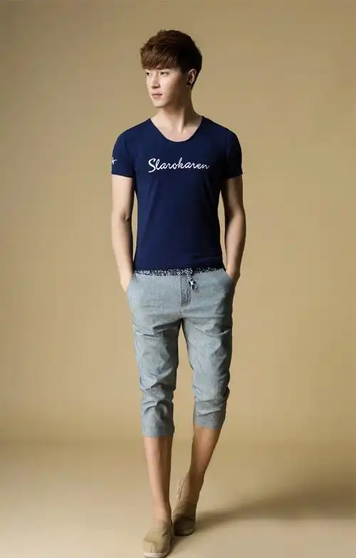 蓝色t恤上衣搭配浅色牛仔裤