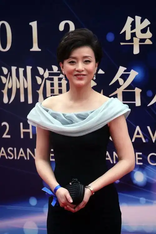 杨澜状态一年不如一年,毕竟岁数上来了,连美颜都掩不住皱纹!