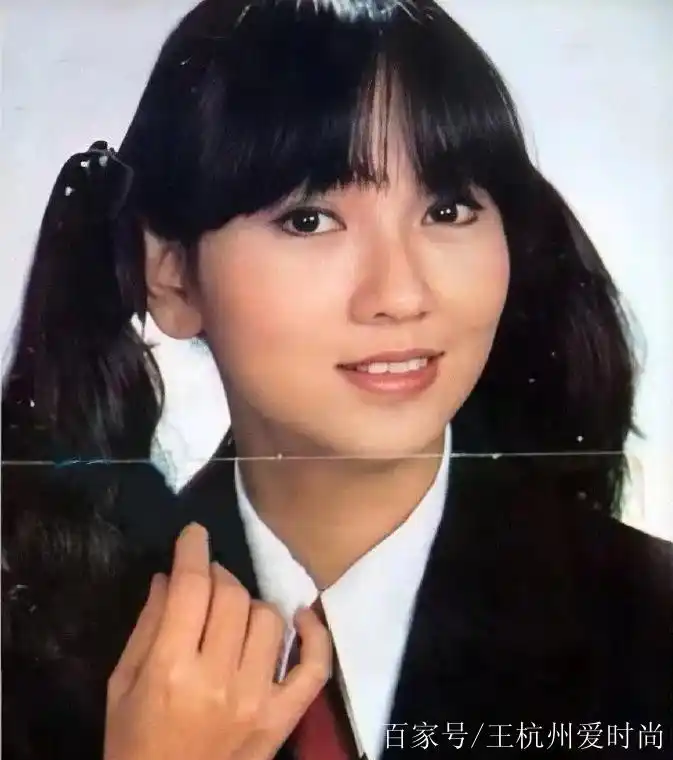 赵雅芝20岁照片曝光,空气刘海搭配马尾梳超嫩