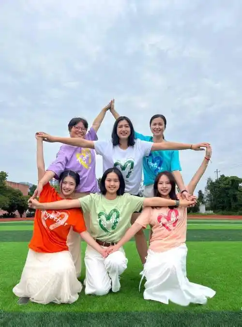 每年都拍集体照,这所学校的老师们可盐可甜_工作_教职工_活动