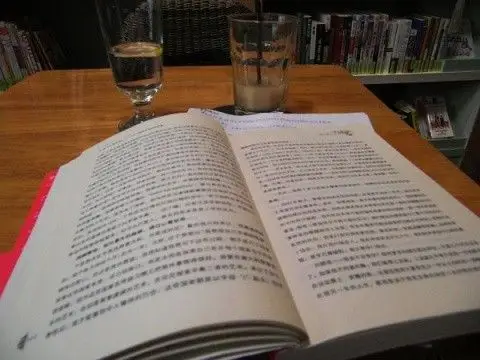 老师在讲什么是拼音,我却不以为然的做我的小动作,却不知它正悲伤的