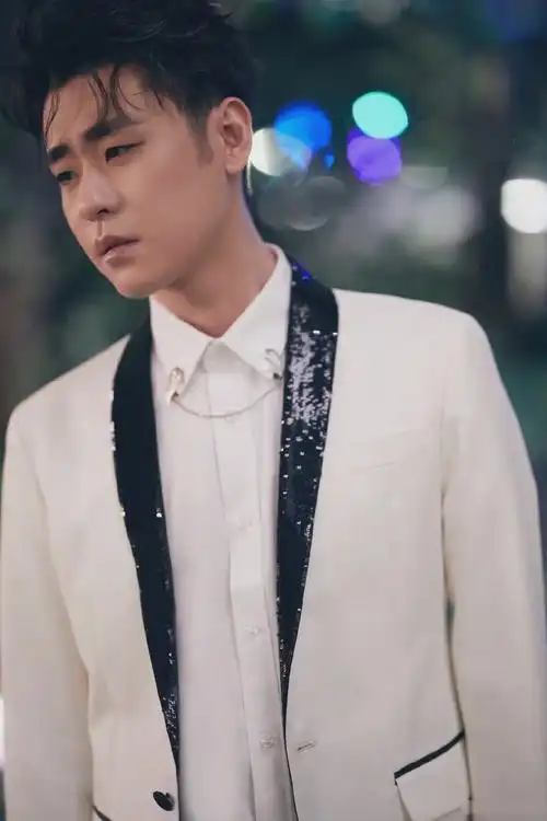 张云雷身穿白色西装亮相,黑色亮片西服领十分吸睛_高清图集_新浪网