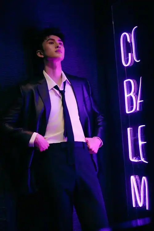 张云龙出席阅文全球华语ip盛典,黑色皮衣搭配白色衬衫