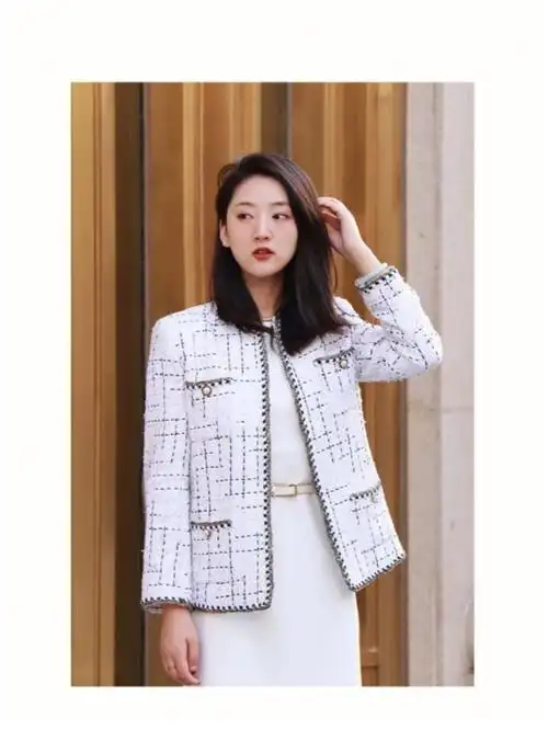 流行稍纵即逝,经典才能永存以chanel(香奈儿)为代表的小香风服饰多年