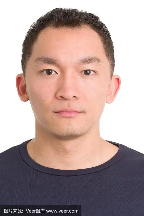 严肃的亚洲人特写头