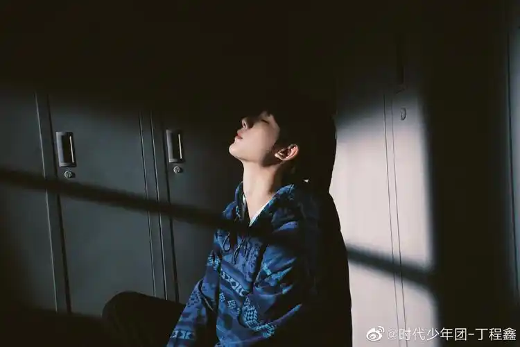 丁程鑫光影侧颜随拍阳光还是月光是动人又迷人的鑫光