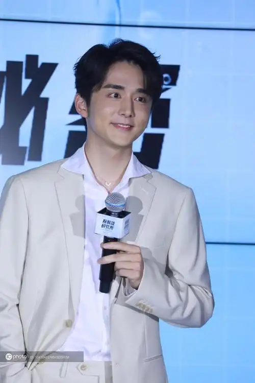 独家这个笑容爱了爱了张新成出席活动帅气满分