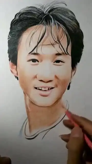 小伙用铅笔画黄家驹,这个作品栩栩如生,感觉特别像