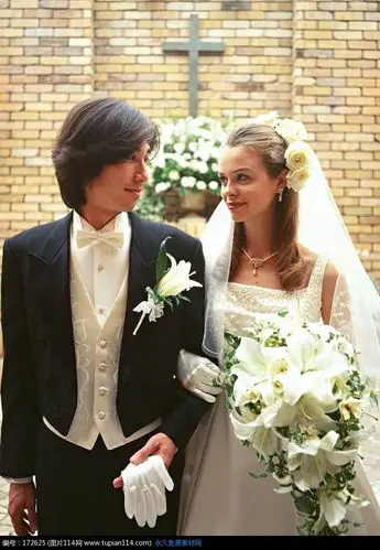 幸福对视的新郎新娘