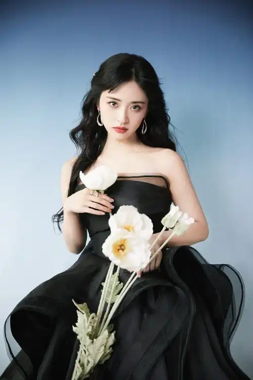 沈月超话明眸善睐,黑裙摇曳@沈月#微博之夜