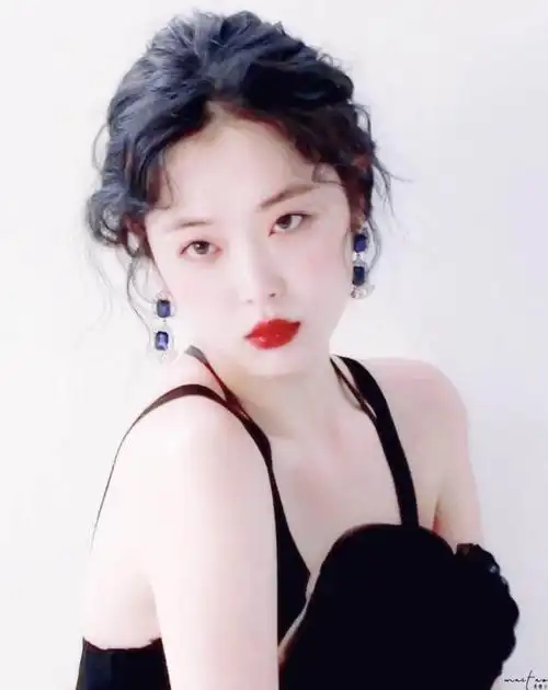 被崔雪莉美到了!穿黑色蕾丝裙精致甜美,搭珍珠耳环仙气十足