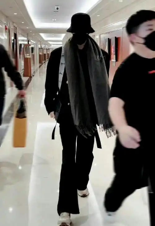 肖战##肖战卡其色穿搭上班路透