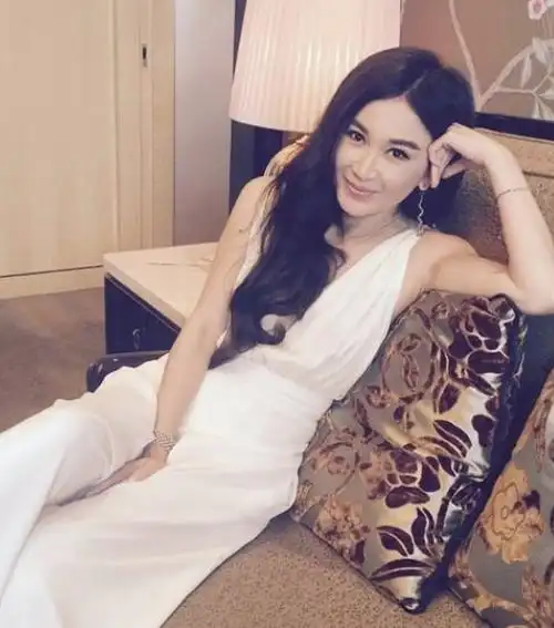 回顾温碧霞贫民窟走出来的女星把养子当亲生55岁不生孩子也幸福