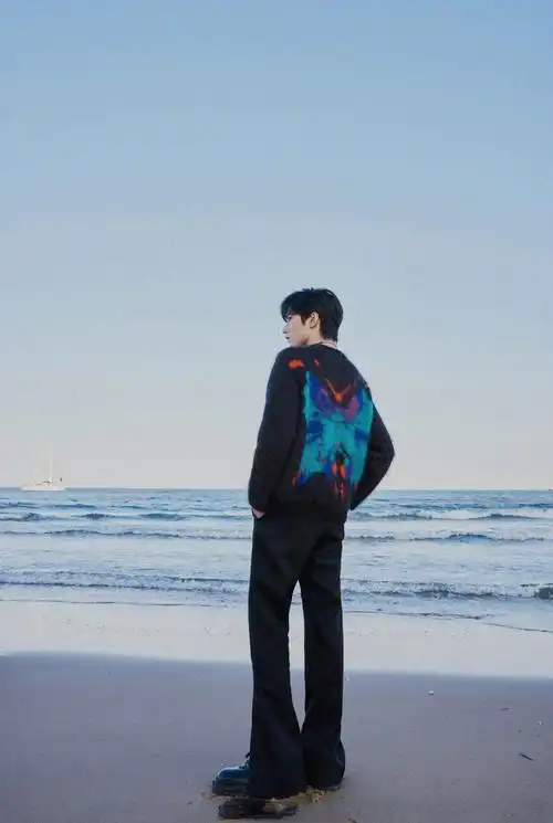 刘耀文阿那亚大秀造型图全身穿搭以黑色为主